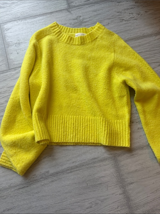 Universal Thread Sweaters - Universal Thread Lemon Yellow Crewneck Sweater